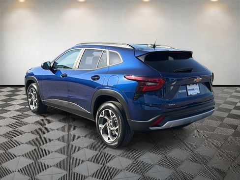 Used 2024 Chevrolet Trax LT w/ LT Convenience Package FWD image 7