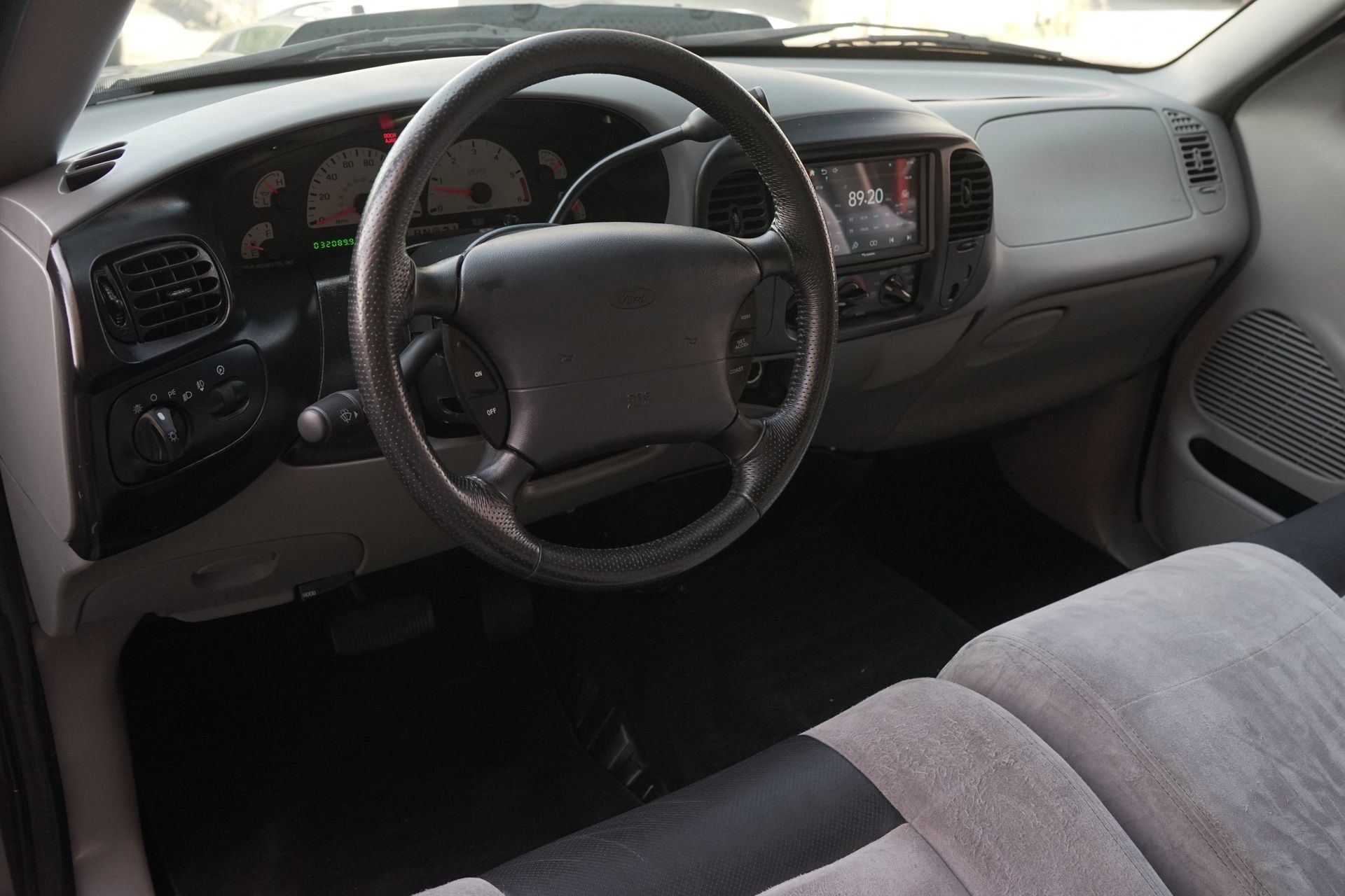 Used 2004 Ford F150 Lightning RWD image 2