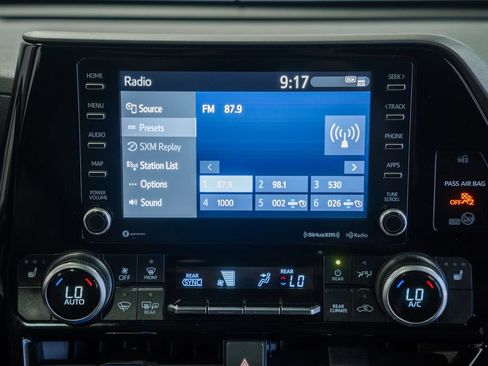 Used 2022 Toyota Highlander XLE AWD/4WD image 22