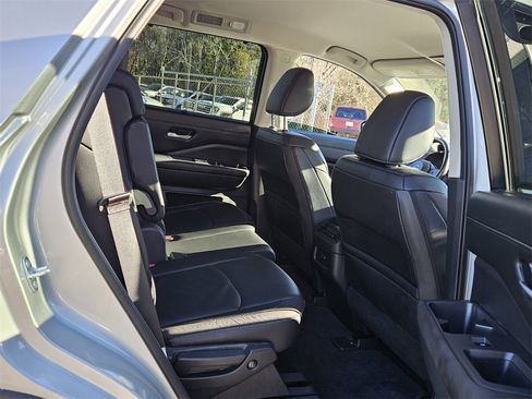 Used 2025 Nissan Pathfinder SL image 12