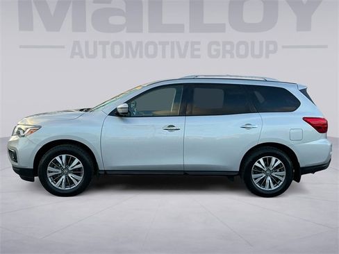 Used 2020 Nissan Pathfinder SV image 2