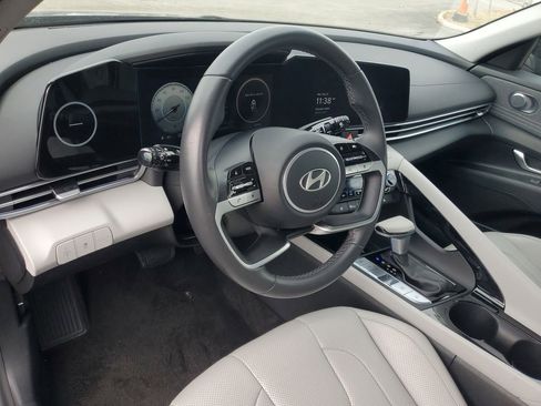 Used 2025 Hyundai Elantra Limited image 11