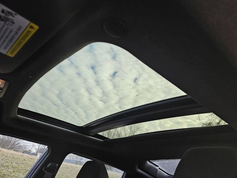 Used 2017 Hyundai Veloster Value Edition image 20