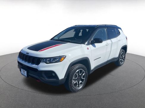 Used 2025 Jeep Compass Trailhawk image 4