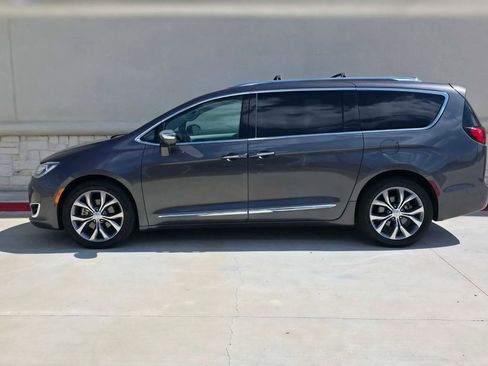 Used 2018 Chrysler Pacifica Limited w/ Tire & Wheel Group FWD image 6