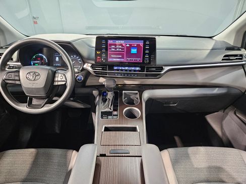 Used 2023 Toyota Sienna LE w/ LE Plus Package FWD image 10