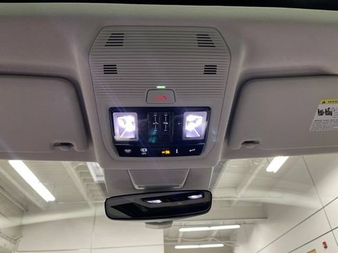 Used 2025 Volkswagen Tiguan SE w/ Panoramic Sunroof Package AWD/4WD image 23