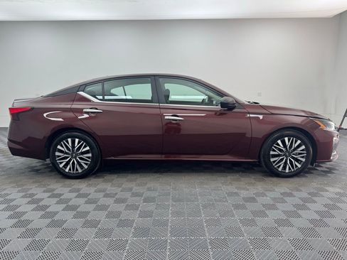 Used 2024 Nissan Altima 2.5 SV image 5
