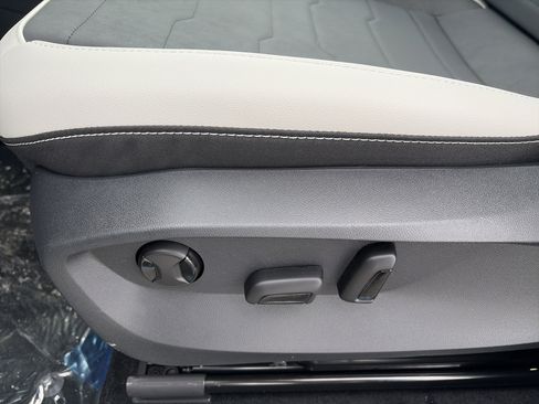 New 2026 Volkswagen Taos SE image 11