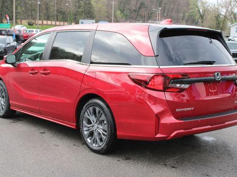 New 2026 Honda Odyssey Touring image 9