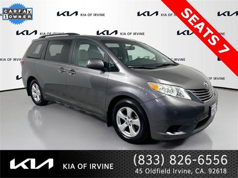 Used 2017 Toyota Sienna LE image 1