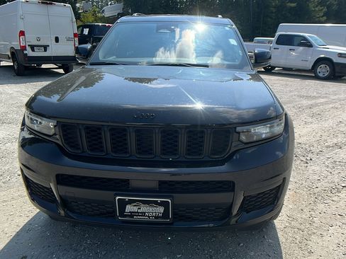 Used 2024 Jeep Grand Cherokee L Laredo image 3