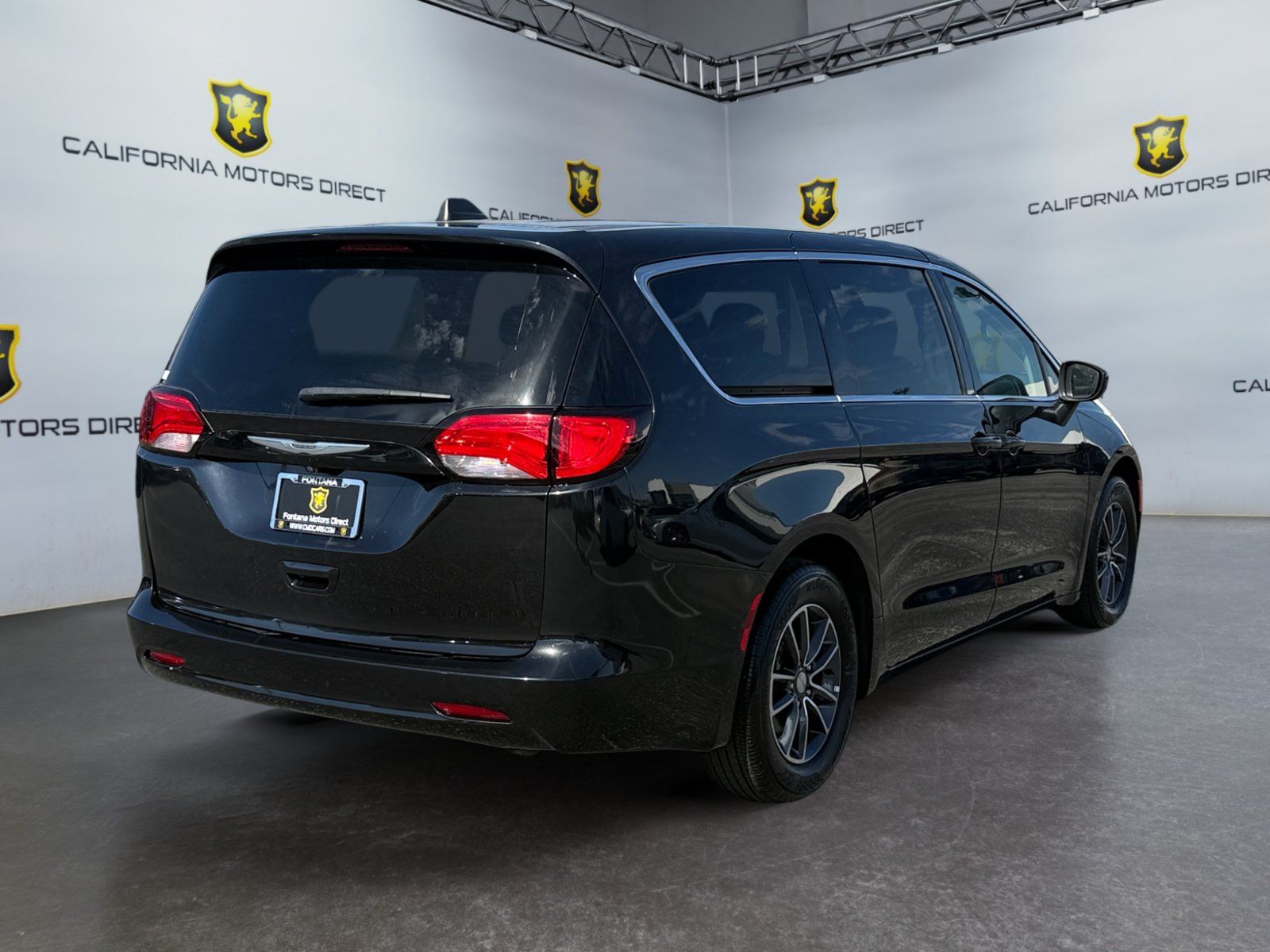 Used 2022 Chrysler Voyager LX FWD image 5