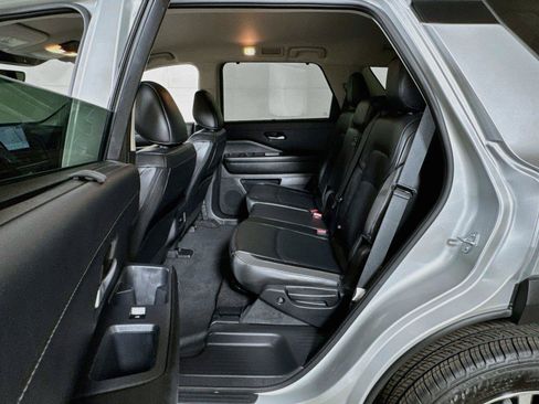 Used 2025 Nissan Pathfinder SL FWD image 23