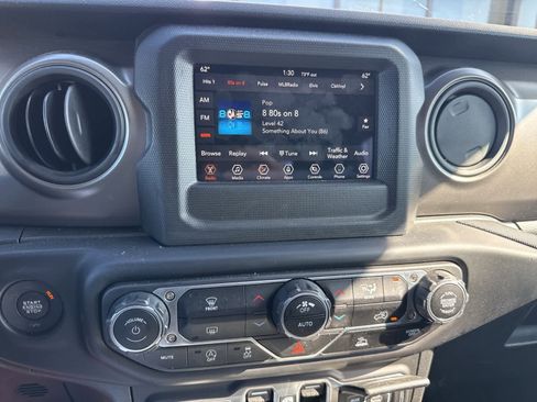 Used 2023 Jeep Gladiator Sport image 9