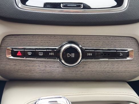Used 2025 Volvo XC90 T8 Ultra w/ Protection Package Premier image 17