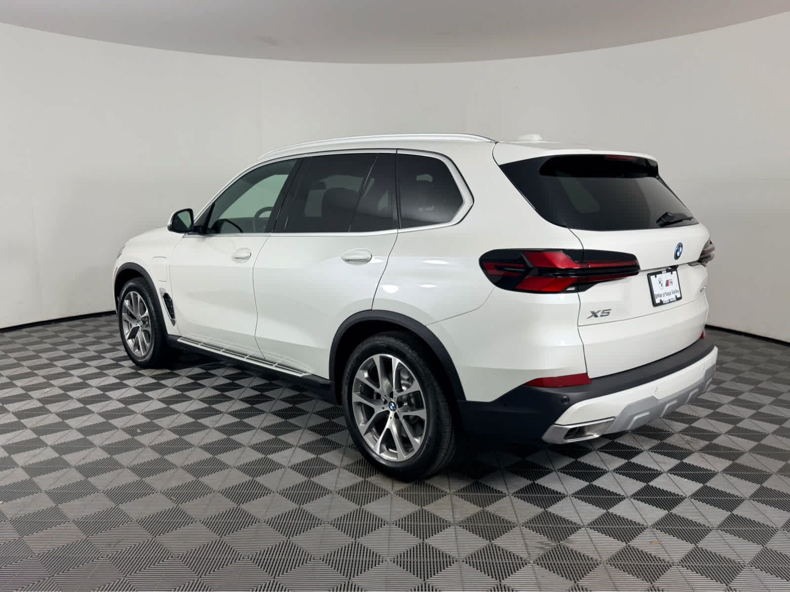 Used 2026 BMW X5 xDrive50e w/ Executive Package AWD/4WD image 5