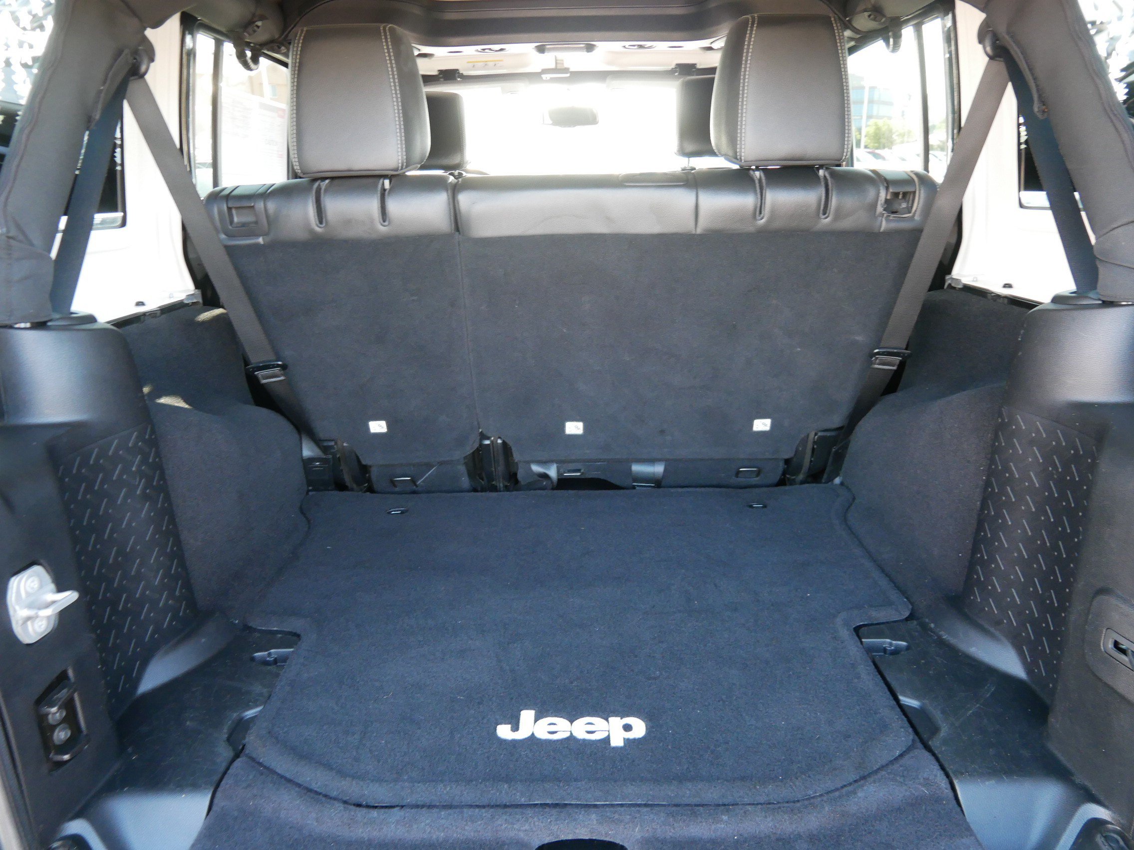 Used 2015 Jeep Wrangler Unlimited Rubicon w/ Connectivity Group AWD/4WD image 18