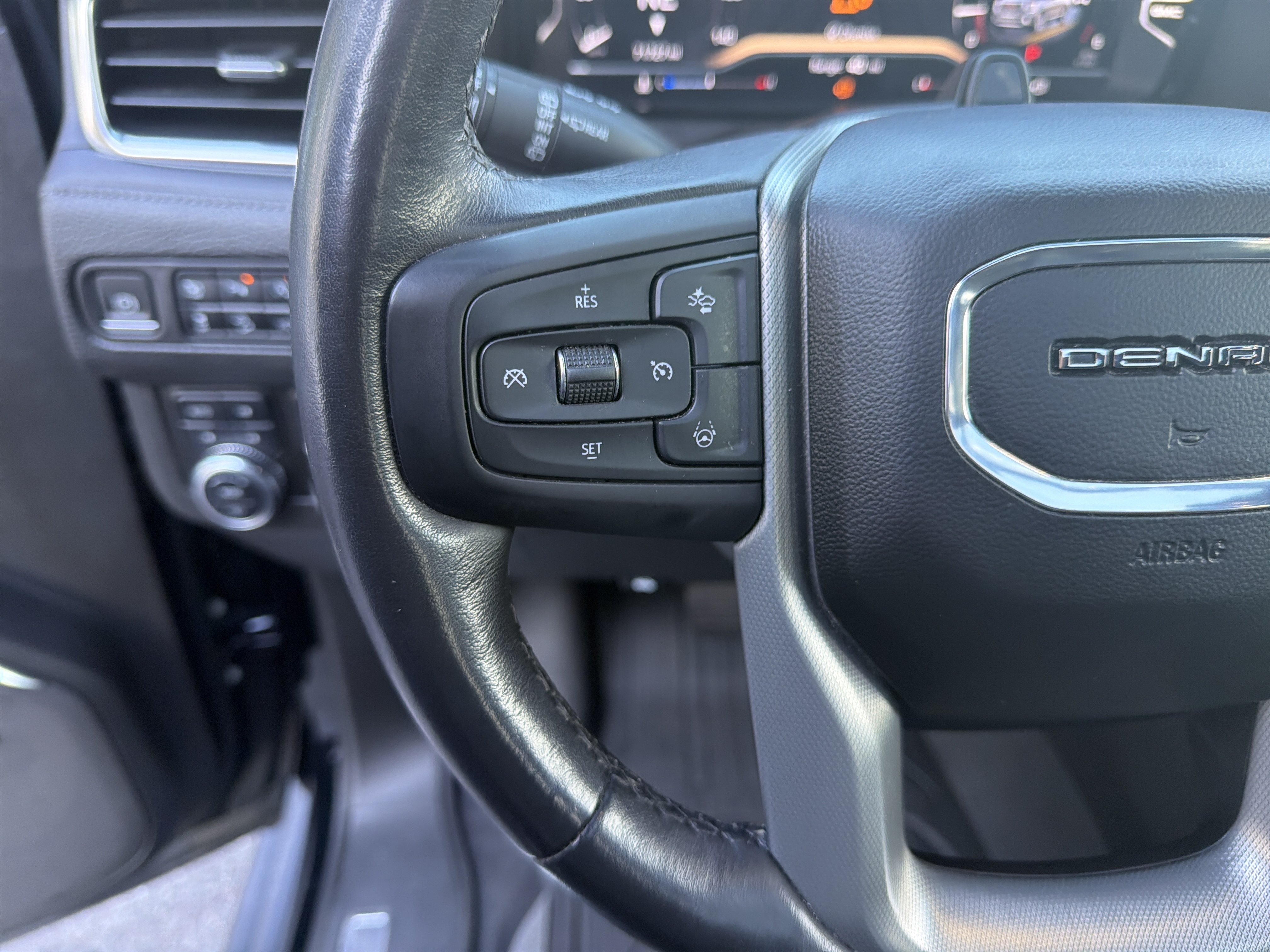 Used 2023 GMC Yukon XL Denali w/ Advanced Technology Package AWD/4WD image 19