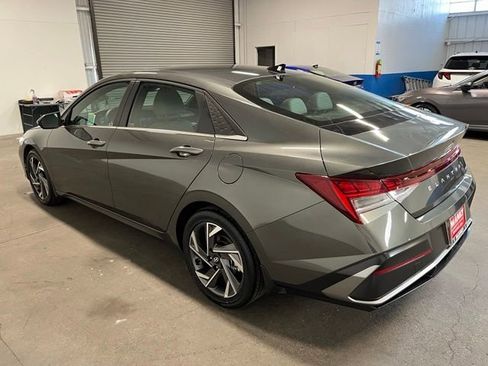 Used 2025 Hyundai Elantra Limited FWD image 5