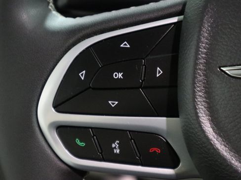 Used 2023 Chrysler Pacifica Limited FWD image 29