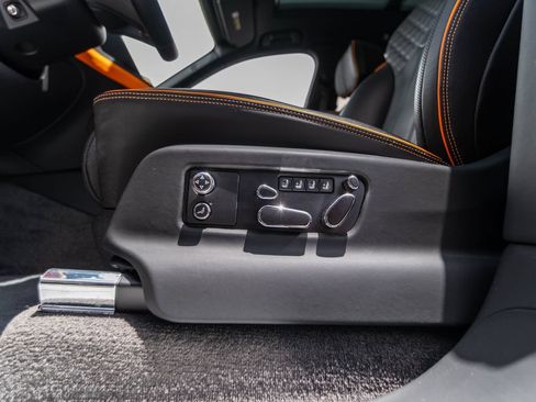 Used 2025 Bentley Bentayga AWD/4WD image 13