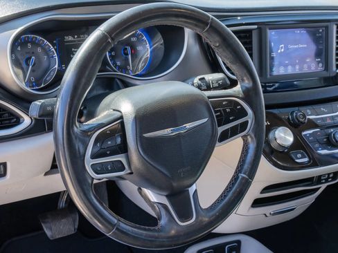 Used 2020 Chrysler Pacifica Touring-L image 22