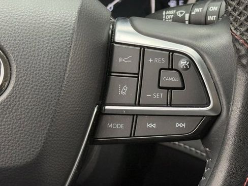 Used 2021 Toyota Highlander XLE AWD/4WD image 15