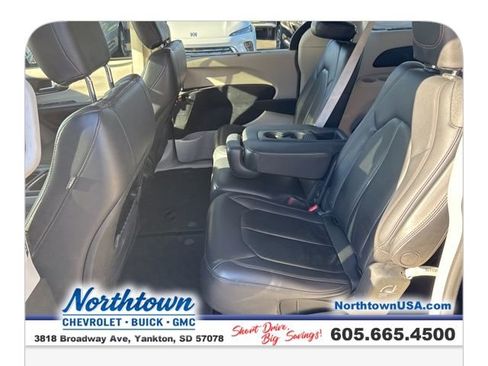 Used 2018 Chrysler Pacifica Touring-L image 14