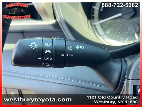 Used 2023 Toyota Highlander LE AWD/4WD image 27