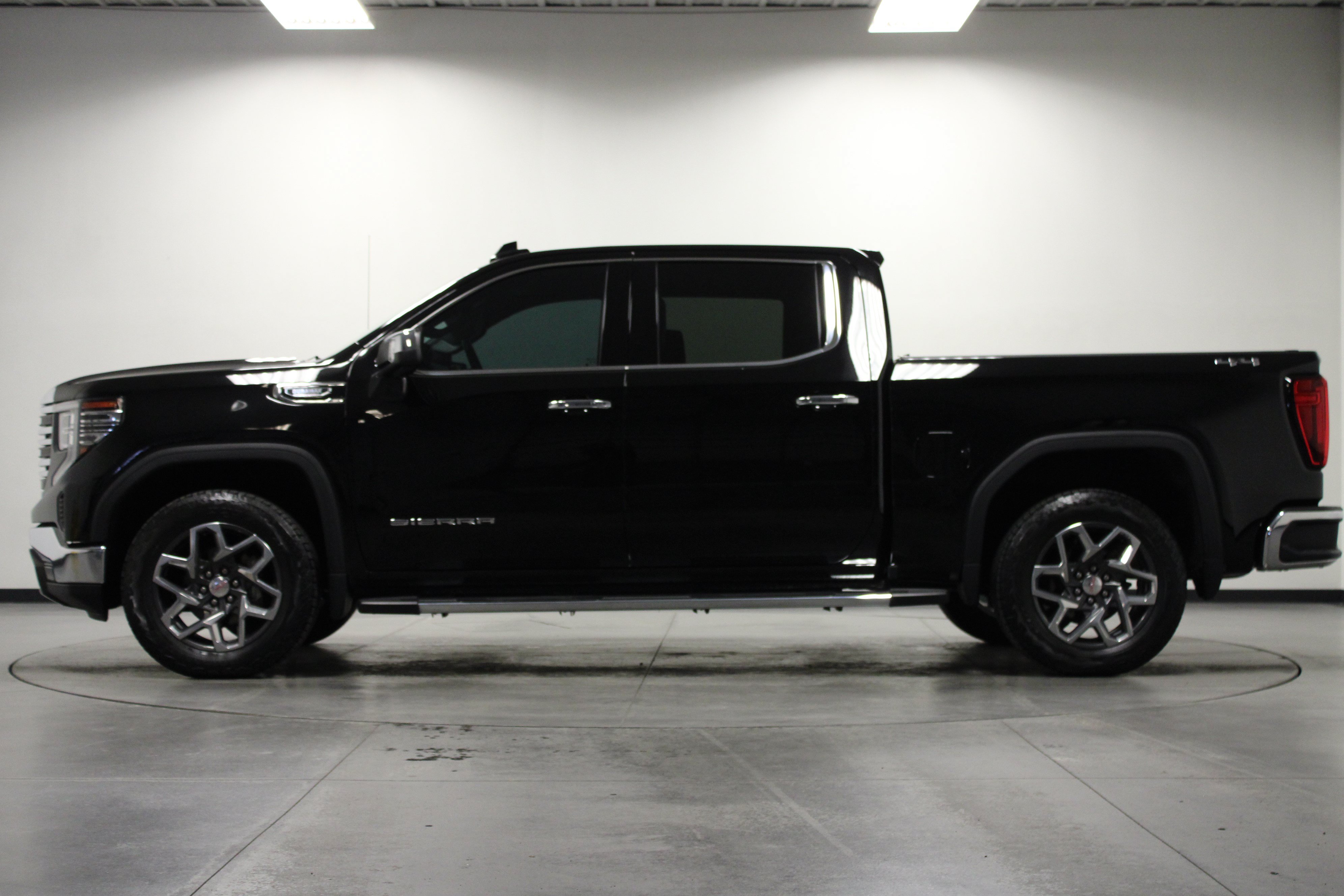 Used 2023 GMC Sierra 1500 SLT w/ SLT Premium Package AWD/4WD image 7