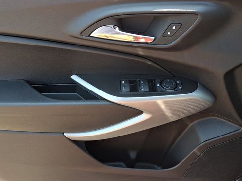 Used 2025 Chevrolet Trax RS image 23