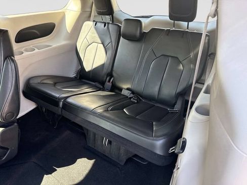 Used 2023 Chrysler Pacifica Touring-L FWD image 16