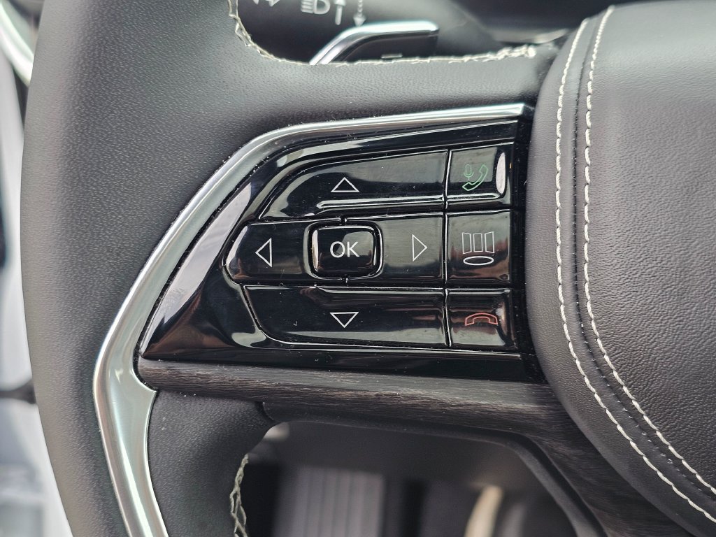 Used 2022 Jeep Grand Cherokee Overland AWD/4WD image 31