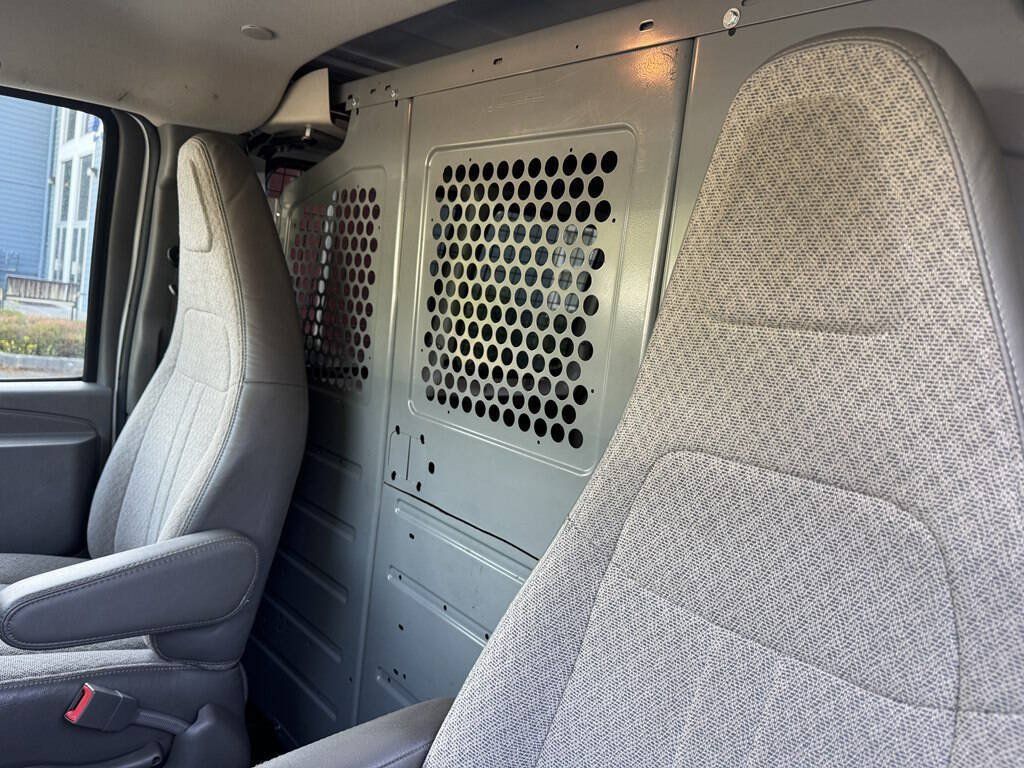 Used 2016 Chevrolet Express 2500 RWD image 15