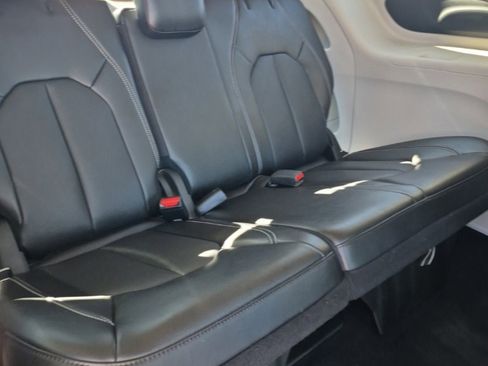 Certified 2024 Chrysler Pacifica Touring-L image 37