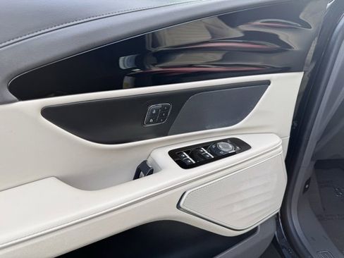 Used 2024 Lincoln Nautilus Reserve image 10