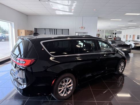 Used 2026 Chrysler Pacifica Limited FWD image 4