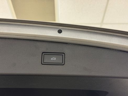 Used 2022 Volkswagen Tiguan SE image 25