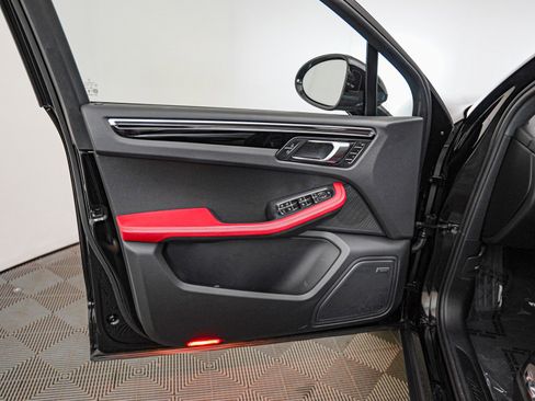 Certified 2025 Porsche Macan image 23