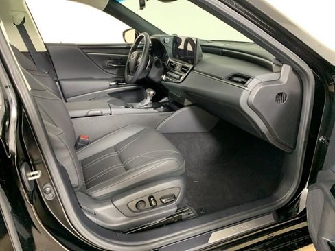 Used 2025 Lexus ES 300h w/ Luxury Package image 41