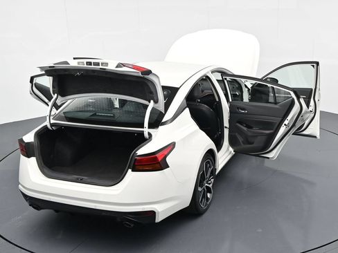 Used 2025 Nissan Altima 2.5 SR FWD image 14