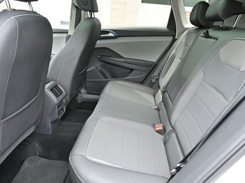 Used 2024 Volkswagen Taos SE AWD/4WD image 17