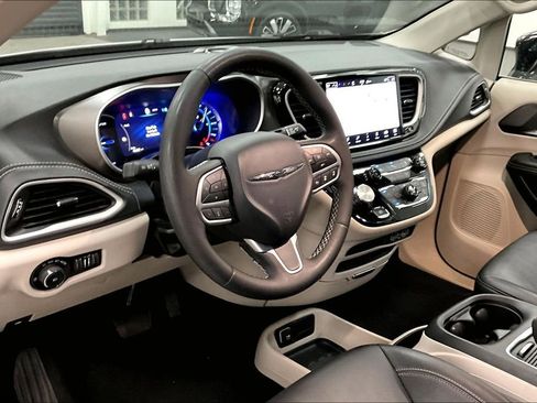 Used 2024 Chrysler Pacifica Select image 17