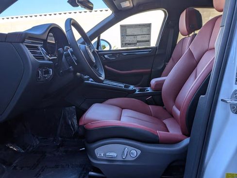 Certified 2025 Porsche Macan AWD/4WD image 5