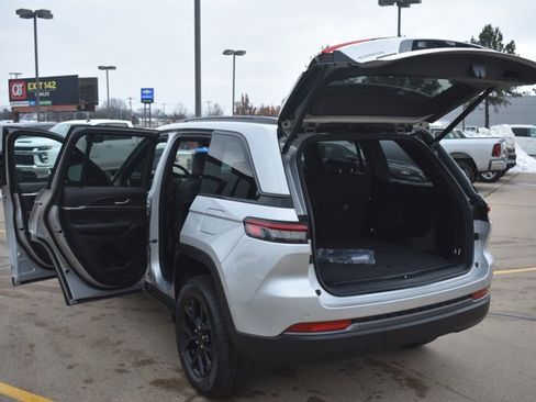 New 2026 Jeep Grand Cherokee Altitude AWD/4WD image 17