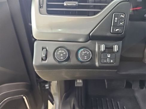 Used 2019 Chevrolet Suburban LT image 30