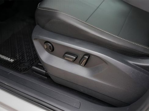 Used 2020 Volkswagen Tiguan SE w/ Panoramic Sunroof Package image 11