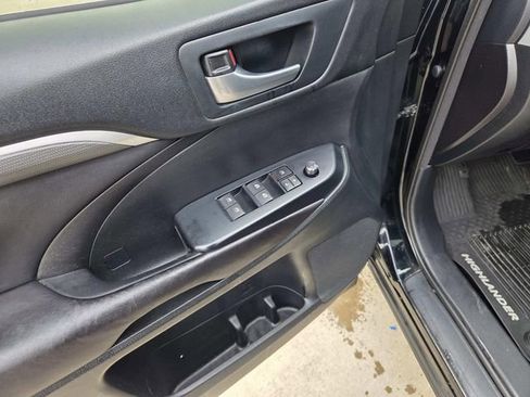 Used 2017 Toyota Highlander SE image 11