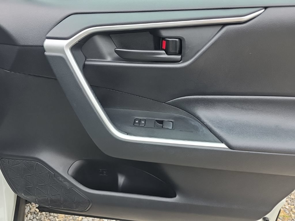 Certified 2021 Toyota RAV4 LE AWD/4WD image 19